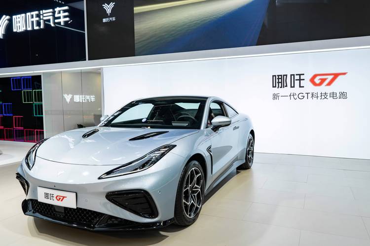 东莞166哪吒汽车在智能汽车领域的表现，领途汽车在新能源汽车市场中的影响力